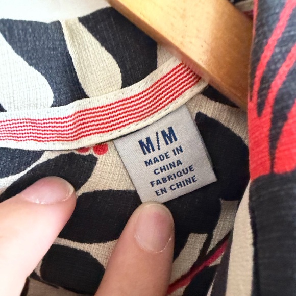 Tommy Bahama Red/Black Floral Silk Blend Hawaiian Printed Button Down Top size M - Picture 5 of 6